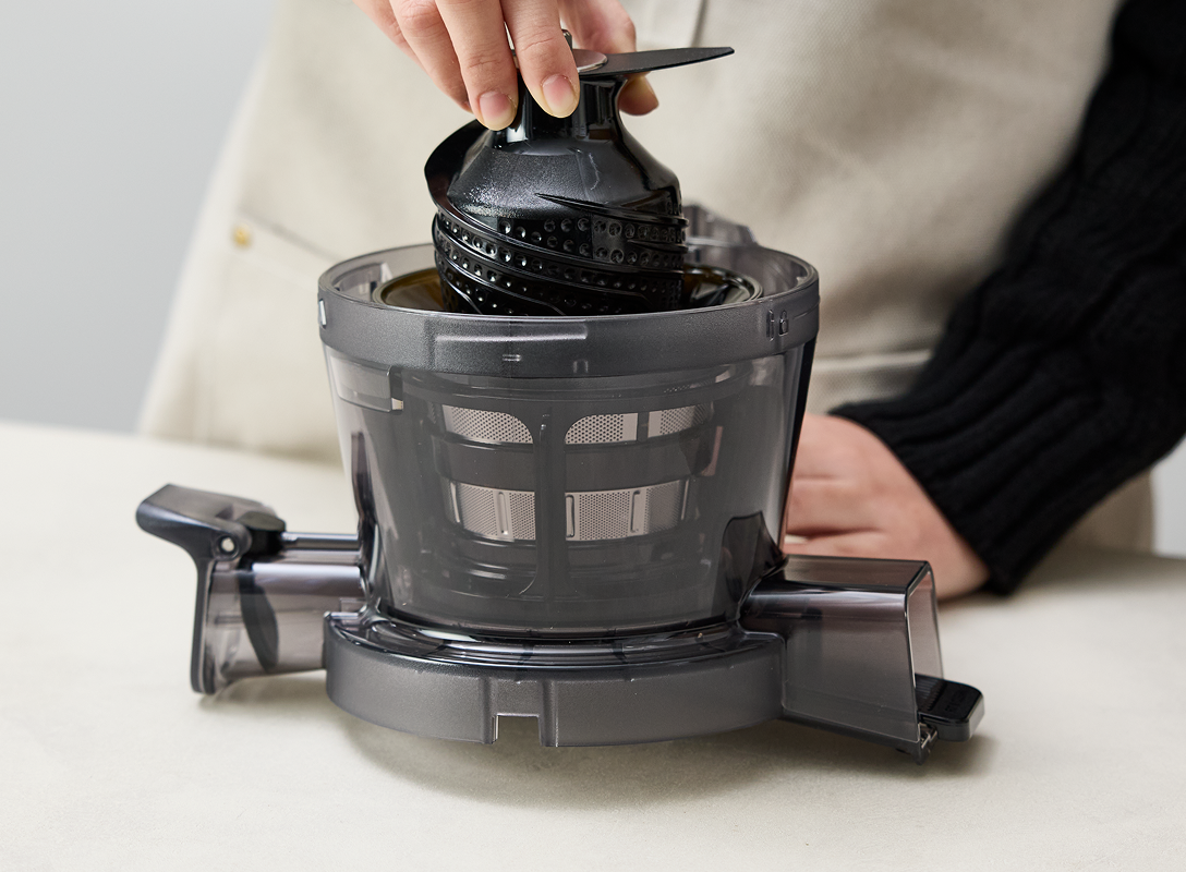 The Hurom H80 Spiral Blade chamber being assembled by hand
